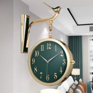 "ساعة حائط مستديرة مزدوجة الوجهين بتصميم عتيق لمحطة القطار 🕰️🚂 – بلون ذهبي وأخضر أنيق 🌿✨ تضيف لمسة كلاسيكية وفريدة لجدران منزلك