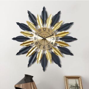 "ساعة حائط معدنية تصميم فاخر باللونين الأسود والذهبي 🖤✨ تضيف لمسة أناقة وفخامة لكل مكان في منزلك 🕰️