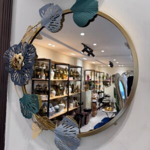 مرآة حائط دائرية بإطار معدني مزخرف بالورود 🪞✨