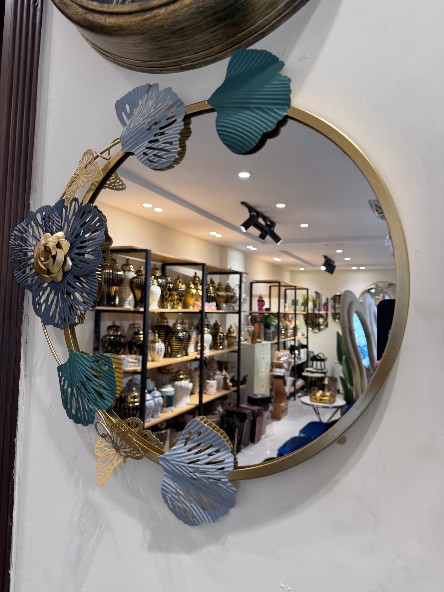 مرآة حائط دائرية بإطار معدني مزخرف بالورود 🪞✨