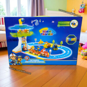 🚓✨ مضمار لعب مضيء بقاعدة كبيرة – باو باترول 🐾🎉